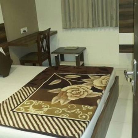Hotel Crystal Vadodara Extérieur photo