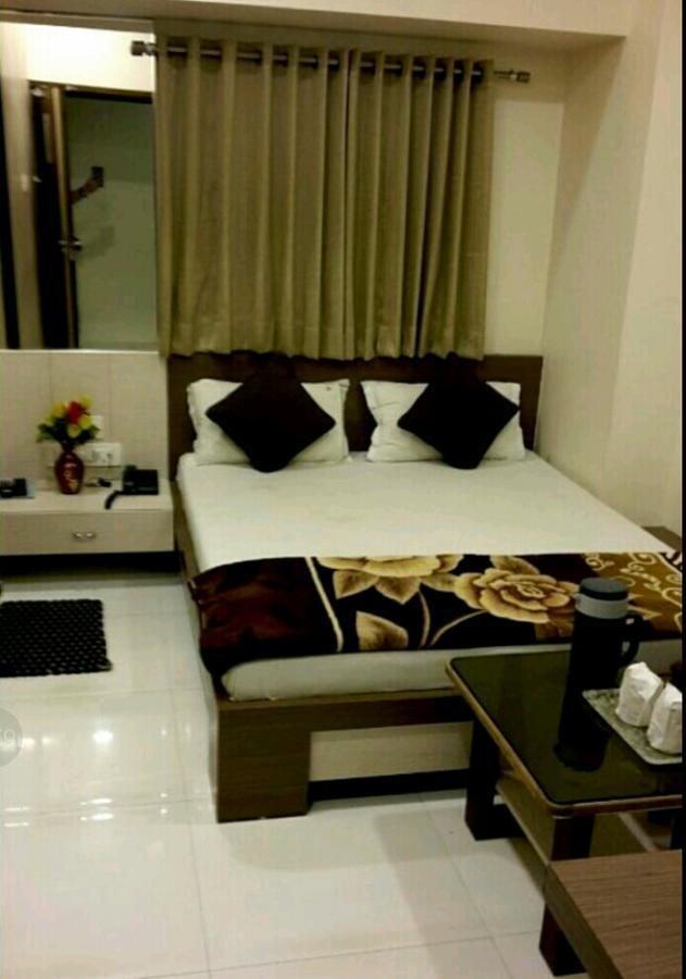 Hotel Crystal Vadodara Extérieur photo