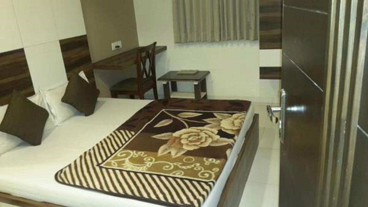 Hotel Crystal Vadodara Extérieur photo
